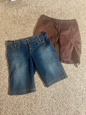 TWO Women's Knee Length Shorts - Size 14